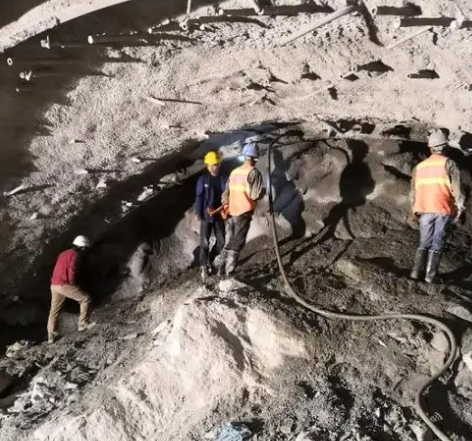 南涧拱顶带模注浆料的施工流程及注意事项
